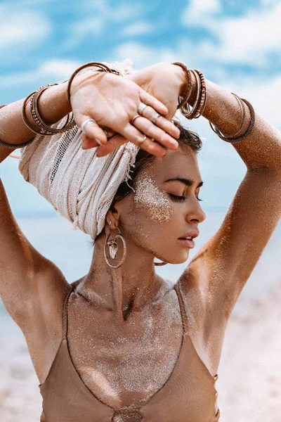 Donna Turbante Posa Spiaggia Mare — Foto Stock