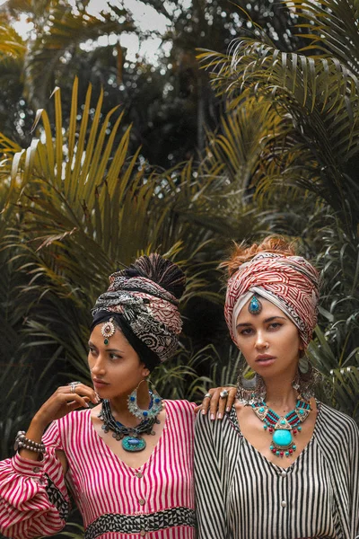 Portrait Mode Deux Femmes Majestueuses Style Fusion Avec Turbans — Photo