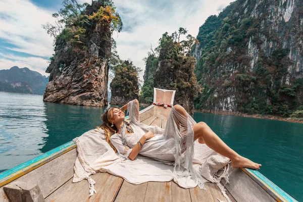Hermosa Mujer Bohemia Vestido Posando Barco Aventura Tropical — Foto de Stock