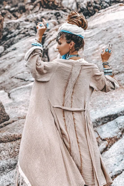 Красива молода жінка в племінному костюмі з первинним орнаметом — стокове фото