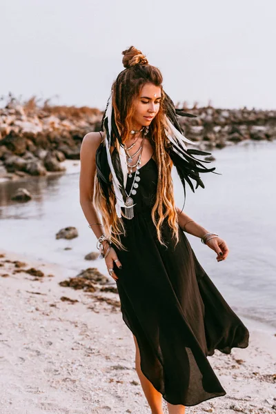 Ritratto Scenico Donna Bohémien Posa Sulla Spiaggia — Foto Stock