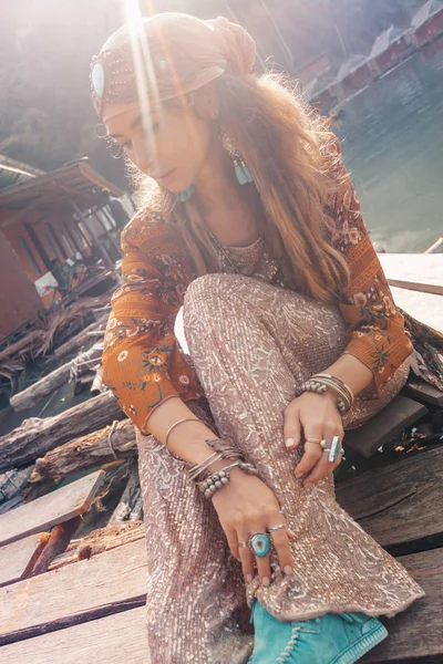 Hermosa Mujer Bohemia Posando Muelle — Foto de Stock