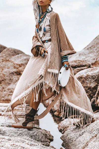 Krásná mladá žena v kmenovém kostýmu s prvotní výzdobou — Stock fotografie