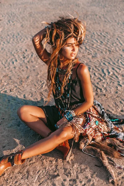 Jonge stijlvolle hippie vrouw op het strand bij zonsondergang portret — Stockfoto