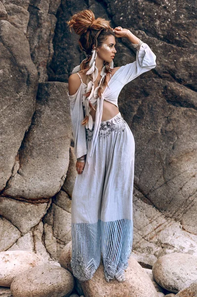 Κομψό Νεαρή Γυναίκα Μποέμ Ποζάρουν Πέτρα Φόντο Παραλία — Φωτογραφία Αρχείου