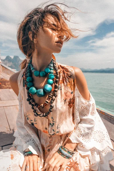 Hermosa Mujer Bohemia Vestido Posando Barco Aventura Tropical — Foto de Stock