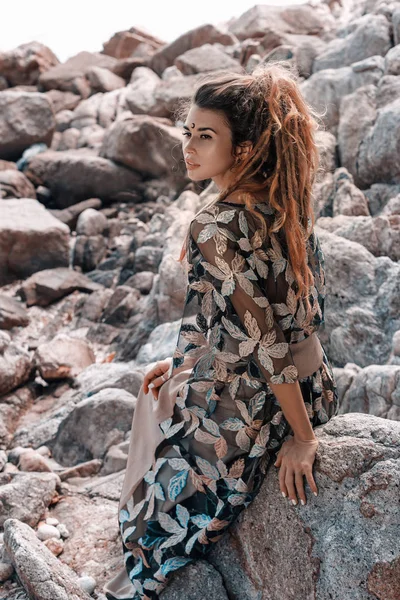 Mujer Bohemia Joven Con Estilo Posando Sobre Fondo Playa Piedra — Foto de Stock