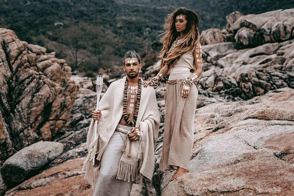 Belo jovem selvagem livre casal em trajes tribais — Fotografia de Stock