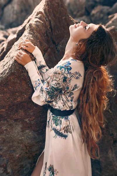 Atraktivní Boho Dívka Pózuje Krásné Kamenné Pláži — Stock fotografie