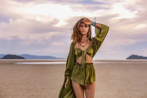 Jonge stijlvolle hippie vrouw op het strand bij zonsondergang portret — Stockfoto