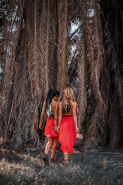 Dwa piękne młode modne modele w czerwone sukienki na zewnątrz — Zdjęcie stockowe