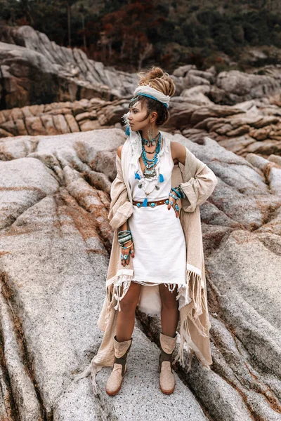 Όμορφη νεαρή γυναίκα με στολή φυλής με αρχέγονα διακοσμητικά — Φωτογραφία Αρχείου