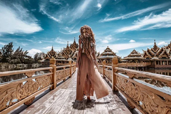 Hermosa mujer joven en vestido elegante con turbante — Foto de Stock