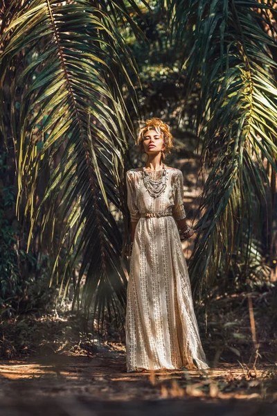 Doğal Tropik Arka Planda Moda Düşkünü Bir Kadın — Stok fotoğraf