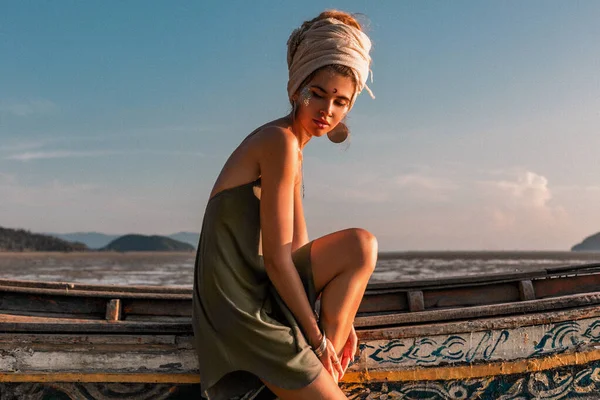 Donna Turbante Posa Spiaggia Mare — Foto Stock