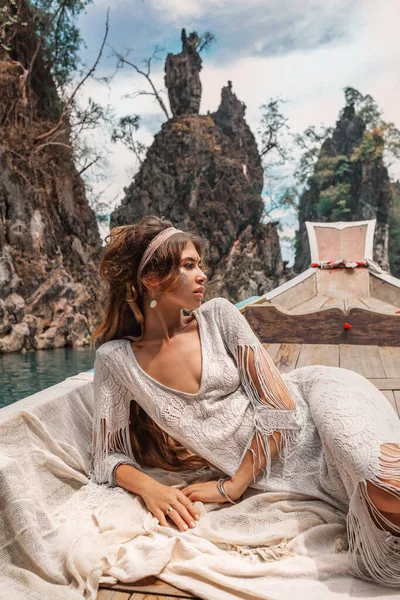 Bela Mulher Boêmia Vestido Posando Barco Aventura Tropical — Fotografia de Stock
