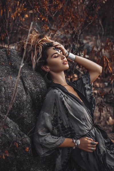 아름다운 젊은 보헤미안 스타일의 여자 앉아 에 그라운드 옥외 — 스톡 사진