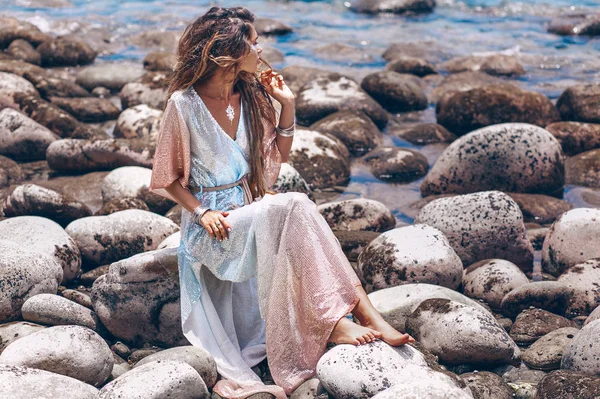 Elegante Giovane Donna Bohemien Posa Sfondo Spiaggia Pietra — Foto Stock