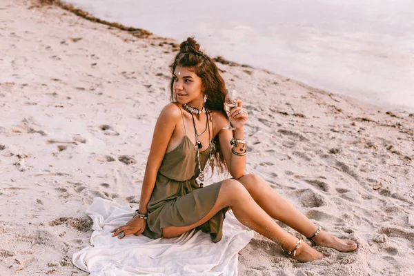 Aantrekkelijke Jonge Vrouw Het Strand Bij Zonsondergang — Stockfoto