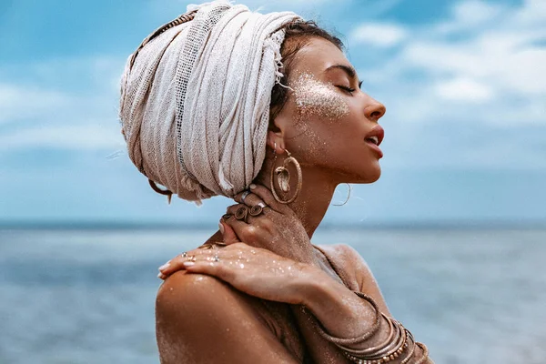 Mulher Turbante Posando Praia Mar — Fotografia de Stock