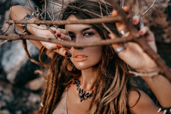 Bella giovane donna con i capelli lunghi con accessori boho — Foto Stock