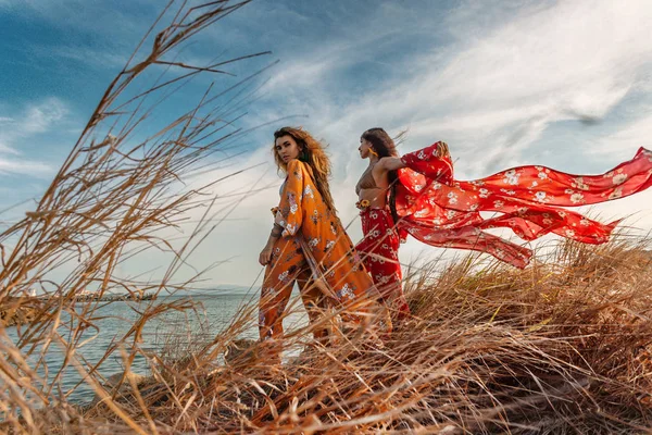 Retrato Escénico Mujeres Bohemias Hermosas Felices Posando Juntas Naturaleza — Foto de Stock