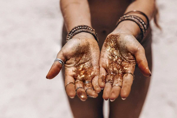 Cropped Image Seductive Bohemian Woman Posing Beach Glitters Hands — Stock Photo, Image