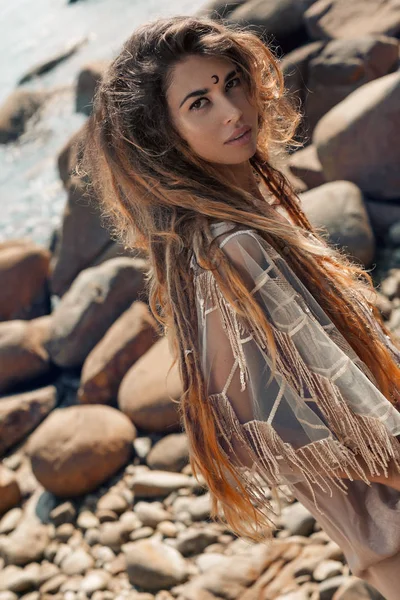 Attraktive Boho Mädchen Posiert Schönen Steinstrand — Stockfoto