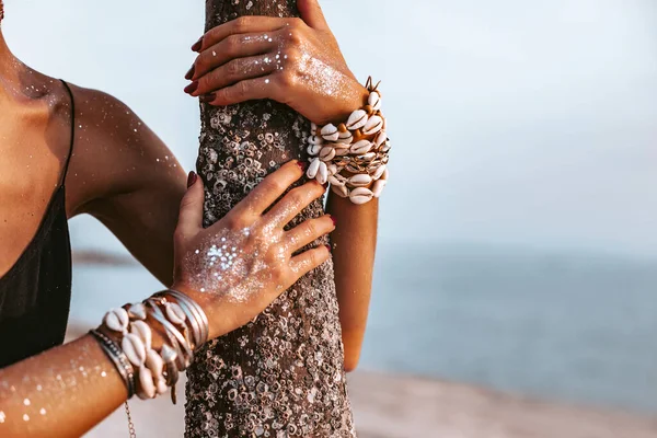 Gün batımı portre plajda genç şık hippi kadın — Stok fotoğraf