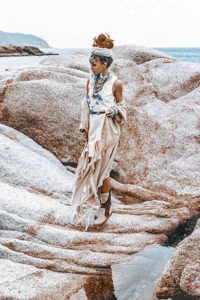 Wanita muda yang cantik dalam kostum suku dengan ornamet primal — Stok Foto