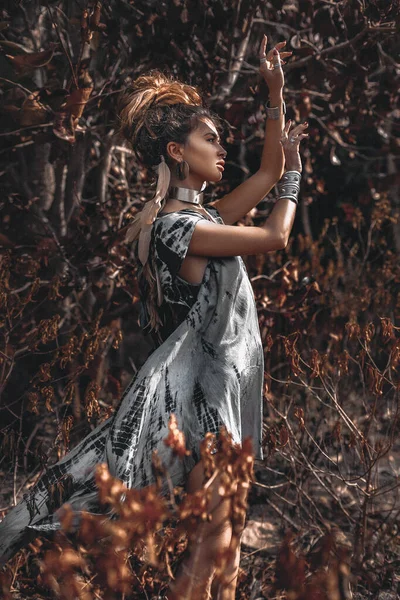 Mooie jonge Boho stijl vrouw zittend op de grond buitenshuis — Stockfoto