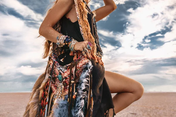 Jonge stijlvolle hippie vrouw op het strand bij zonsondergang portret — Stockfoto