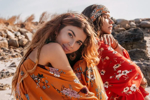 Retrato Escénico Mujeres Bohemias Hermosas Felices Posando Juntas Naturaleza —  Fotos de Stock