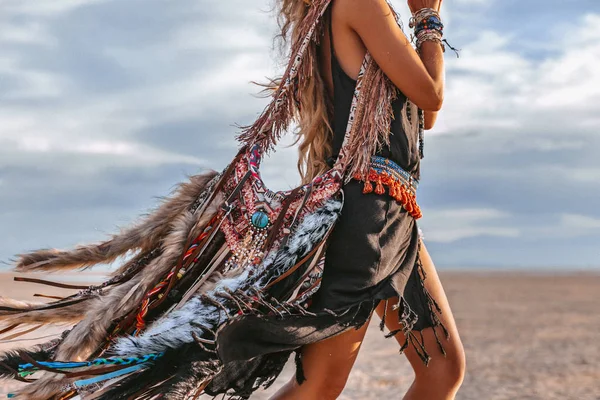 Junge stylische Hippie-Frau am Strand bei Sonnenuntergang Porträt — Stockfoto