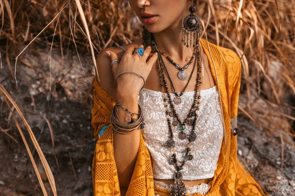 Affascinante Donna Boho Posa Sulla Bellissima Spiaggia — Foto Stock