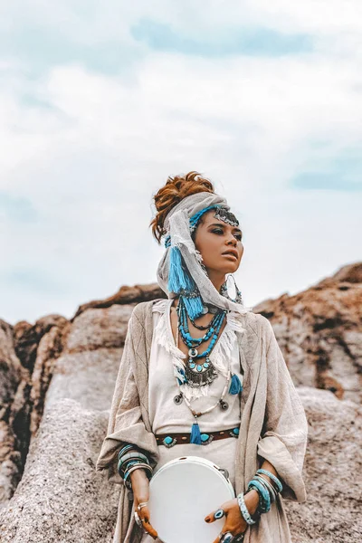 Bella giovane donna in costume tribale con ornamet primordiale — Foto Stock