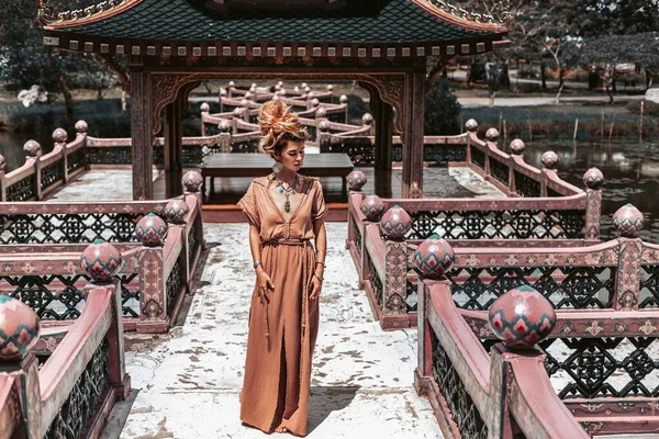 Gyönyörű fiatal nő az elegáns ruha viselése turbán — Stock Fotó
