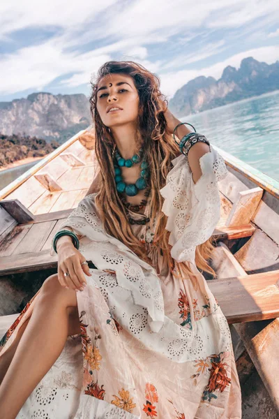 Όμορφη Γυναίκα Μποέμ Φόρεμα Ποζάρουν Στο Σκάφος Τροπική Περιπέτεια — Φωτογραφία Αρχείου