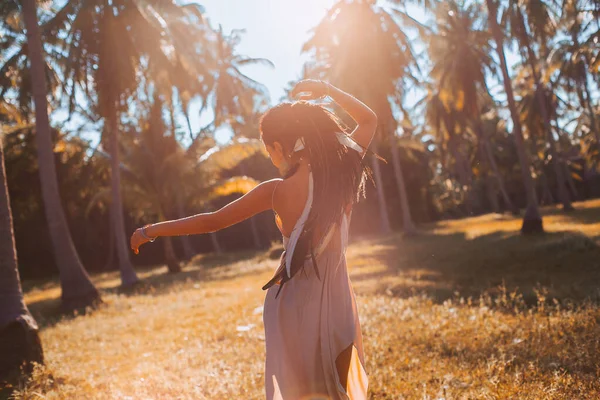 Giovane donna alla moda divertirsi all'aperto al tramonto — Foto Stock