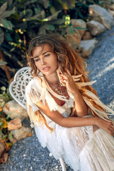 Szép fiatal divatos nő Turban szabadban naplementekor — Stock Fotó