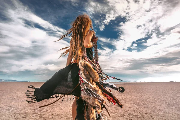 Mladá stylová žena hippie na pláži při západu slunce — Stock fotografie