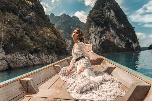 Bela Mulher Boêmia Vestido Posando Barco Aventura Tropical — Fotografia de Stock