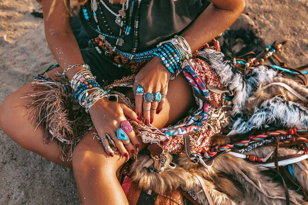 Junge stylische Hippie-Frau am Strand bei Sonnenuntergang Porträt — Stockfoto