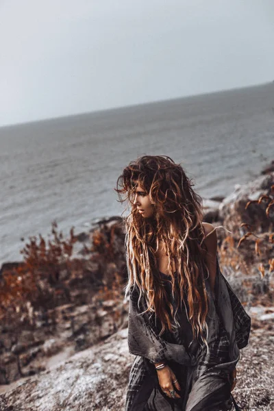 Bella giovane donna in stile boho seduta a terra all'aperto — Foto Stock