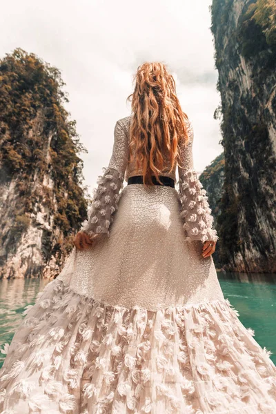 Hermosa Mujer Bohemia Vestido Posando Barco Aventura Tropical — Foto de Stock