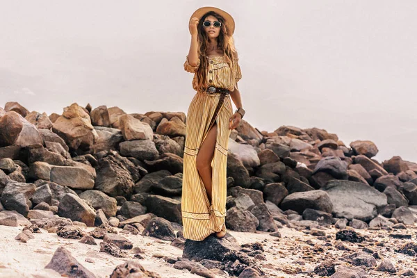 Affascinante Donna Boho Posa Sulla Bellissima Spiaggia — Foto Stock