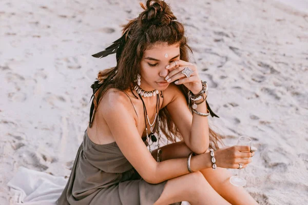 Приваблива Молода Жінка Пляжі Заході Сонця — стокове фото