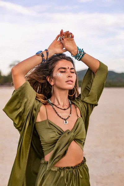 Junge stylische Hippie-Frau am Strand bei Sonnenuntergang Porträt — Stockfoto
