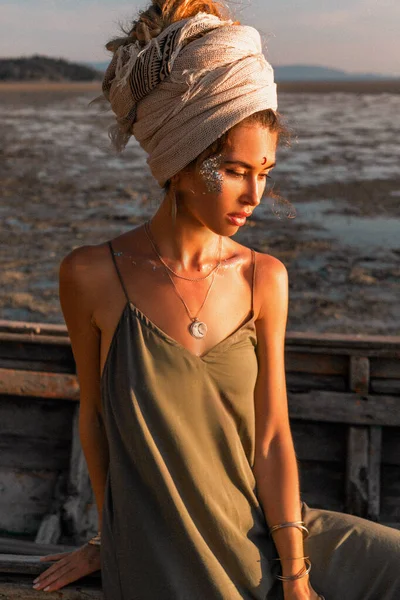 Donna Turbante Posa Spiaggia Barca Tramonto — Foto Stock