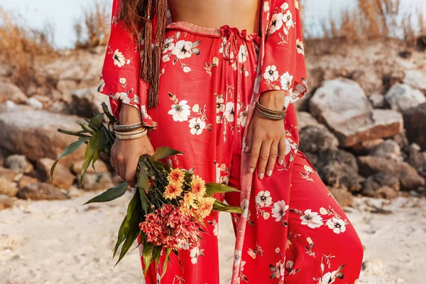 Immagine Ritagliata Donna Stile Bohemien Con Fiori Accessori — Foto Stock